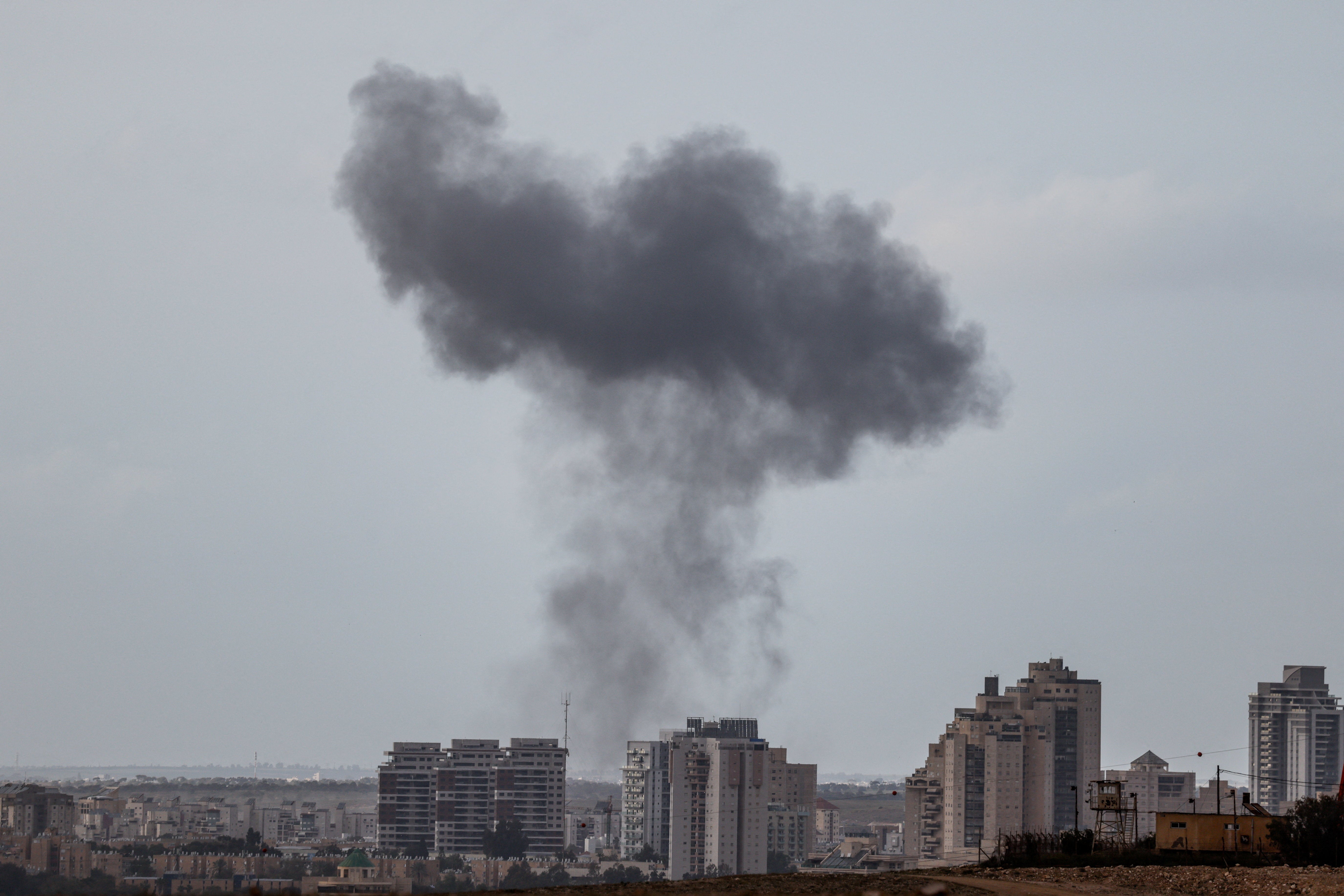 Ο καπνός αυξάνεται μετά από ιρανικό πυραυλικό χτύπημα, καθώς η σύγκρουση ΗΠΑ-Ισραήλ με το Ιράν συνεχίζεται, στο Νότιο Ισραήλ, 29 Μαρτίου 2026. REUTERS/Amir Cohen