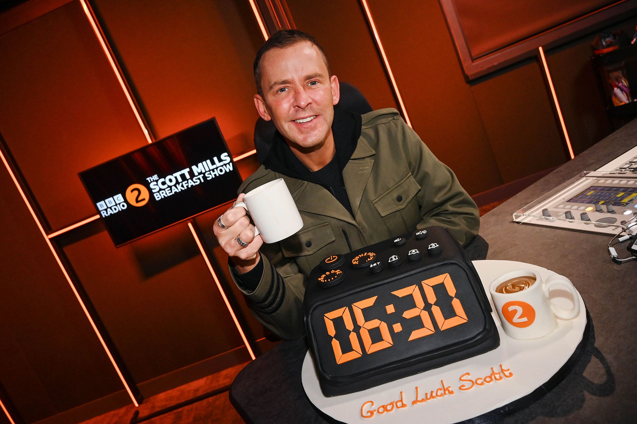 Scott Mills è stato temporaneamente sostituito