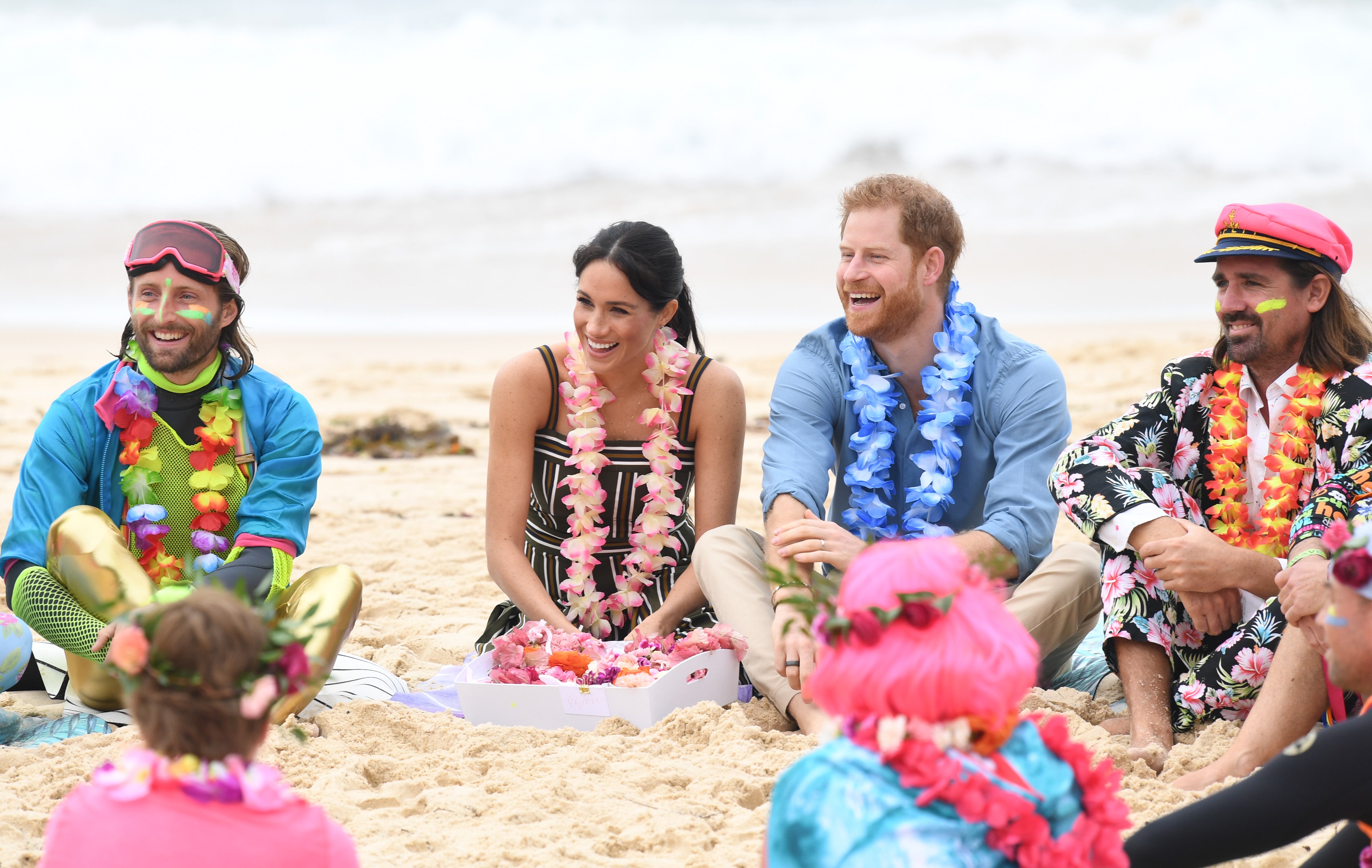 Meghan and Harry talk to members of OneWave, an awareness group for mental health and wellbeing at South Bondi Beach on 19 October 2018