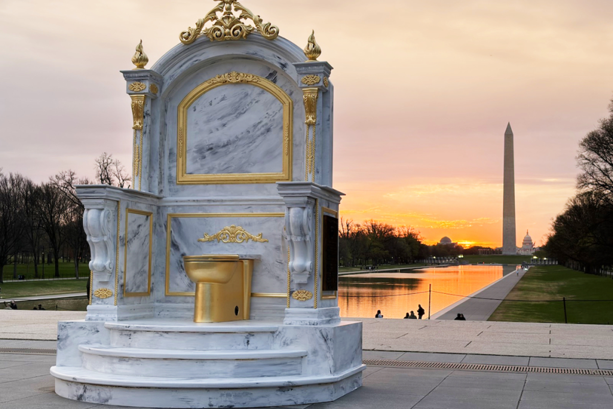 Group behind Epstein-Trump statues has a new giant gold toilet sculpture installed on the National Mall – UK Times Group behind Epstein-Trump statues has a new giant gold toilet sculpture installed on the National Mall – UK Times