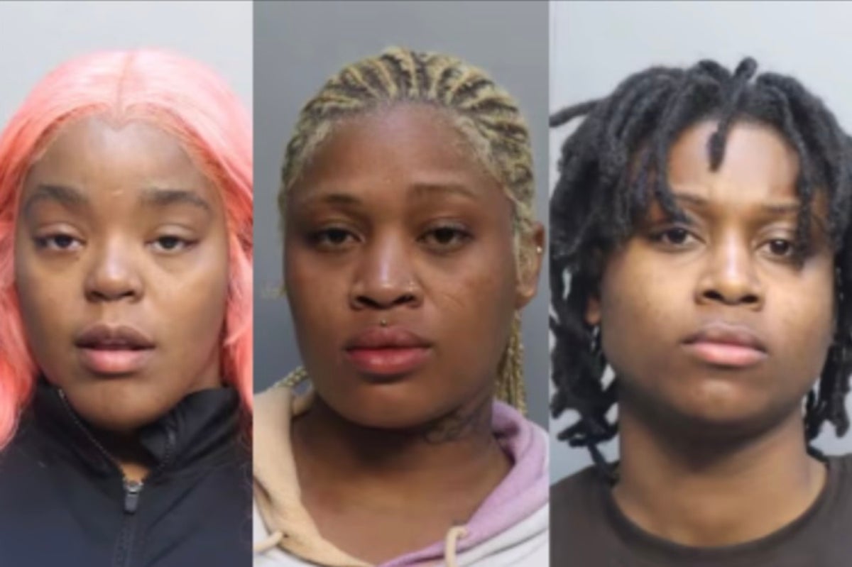 Polis, üç kişinin çok fazla el bagajıyla uçağa bindikten sonra uçaktan ayrılmayı reddetmesi nedeniyle tutuklandığını söyledi