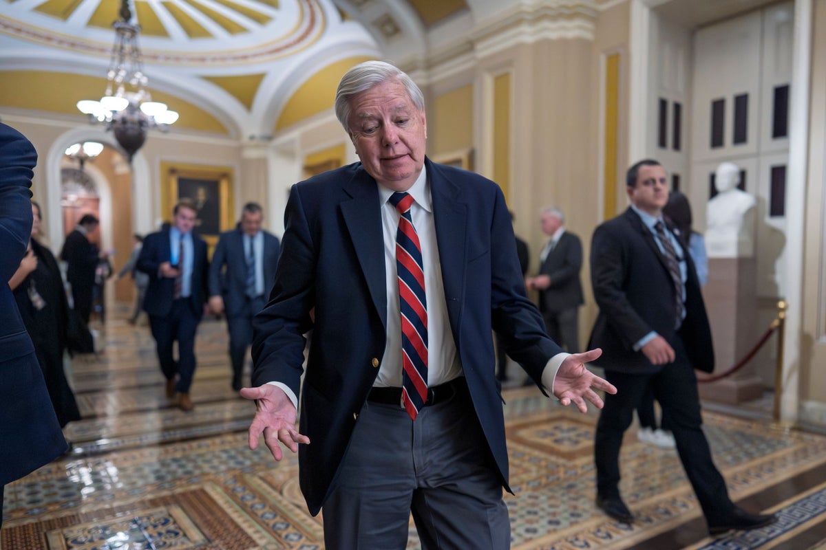 Lindsey Graham, tema parkı ziyaretinin iş gezisi sırasında olduğunu iddia etmesine rağmen Disney temalı baloncuklu değneği tutarken görüldü