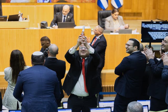 <p>La Knéset estalló en vítores cuando se aprobó el proyecto de ley el lunes. Itamar Ben-Gvir, impulsor del proyecto, sacó una botella para celebrarlo</p>