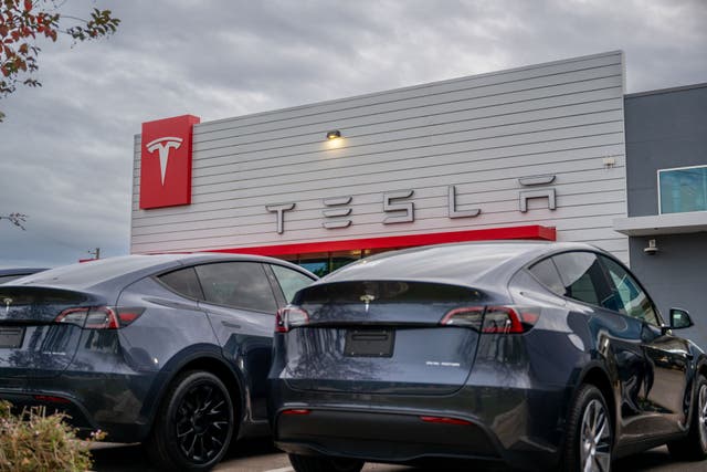 <p>Tesla reconoció que, en “raras ocasiones”, sus robotaxis pueden ser manejados por trabajadores a distancia</p>