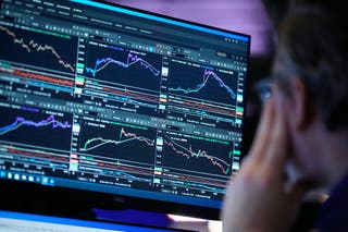 US crude oil futures fell more than 15 percent