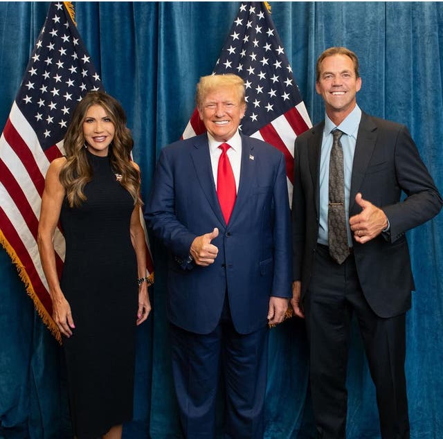 <p>Las actividades en línea del esposo de Kristi Noem, en las que se vestía de mujer, eran “un secreto a voces” en Washington, D.C., a pesar de que la destituida secretaria de Seguridad Nacional afirmara que le había “tomado por sorpresa” (imagen de archivo)</p>