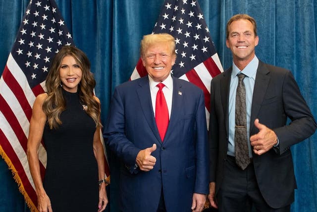 <p>Las actividades en línea del esposo de Kristi Noem, en las que se vestía de mujer, eran “un secreto a voces” en Washington, D.C., a pesar de que la destituida secretaria de Seguridad Nacional afirmara que le había “tomado por sorpresa” (imagen de archivo)</p>
