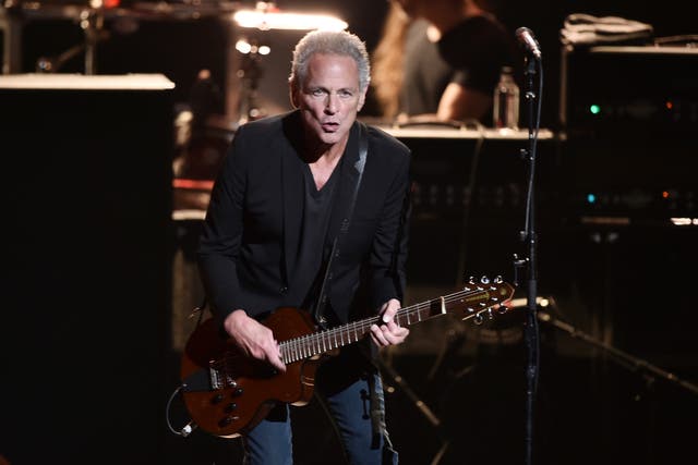<p>Lindsey Buckingham fue agredido el miércoles por una mujer que, según la policía, es “sospechosa de acoso”</p>