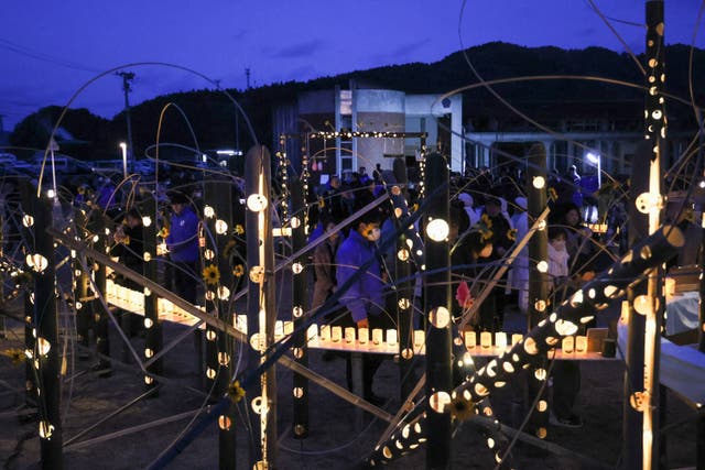 <p>Faroles de bambú se encienden en la Escuela Primaria Okawa, hoy en ruinas tras el terremoto y tsunami de 2011, en la ciudad de Ishinomaki, Japón, el 11 de marzo de 2026 </p>