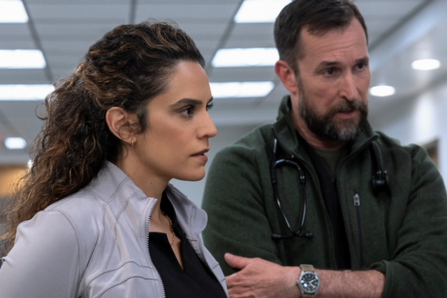 <p>Los protagonistas de <em>The Pitt</em>, Sepideh Moafi y Noah Wyle <em>(HBO Max).</em></p>