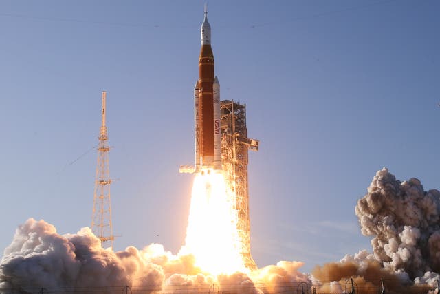 <p>Artemis II despega rumbo al espacio profundo y horas después la tripulación enfrenta un problema con el baño </p>