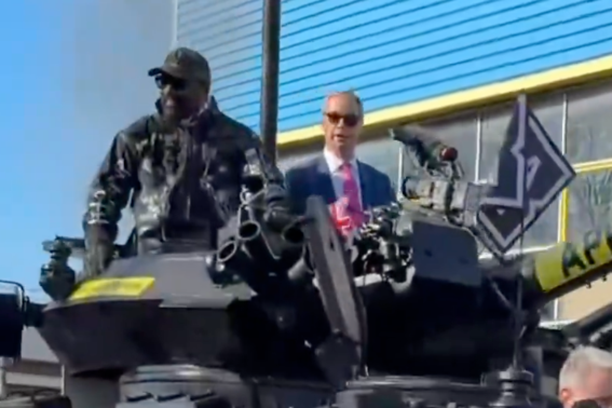 Derek Chisora arrives in tank with Nigel Farage for Deontay Wilder press conference – UK Times Derek Chisora arrives in tank with Nigel Farage for Deontay Wilder press conference – UK Times