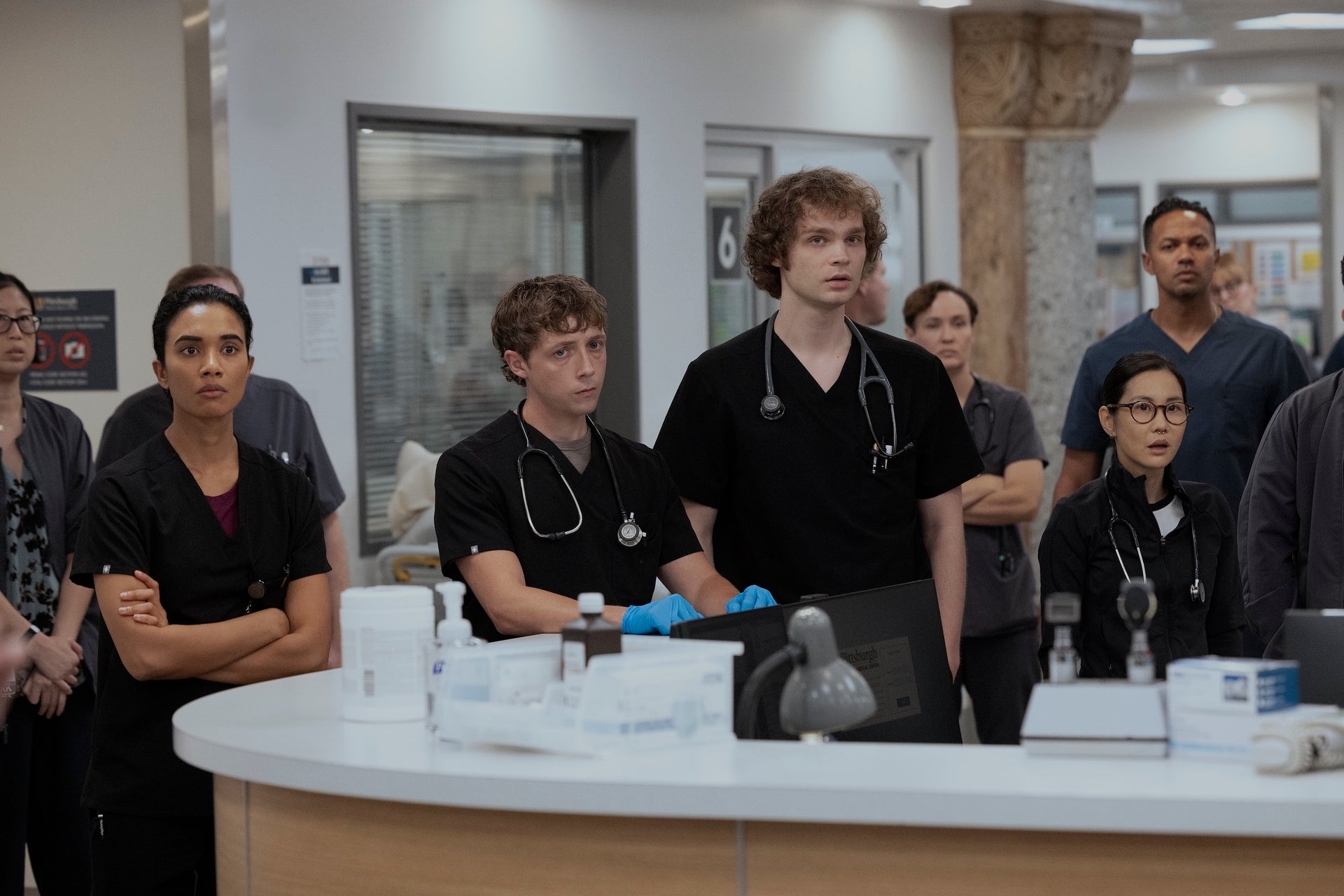 Ganesh (davanti a sinistra) non tornerà nei panni della dottoressa Samira Mohan nella terza stagione di 