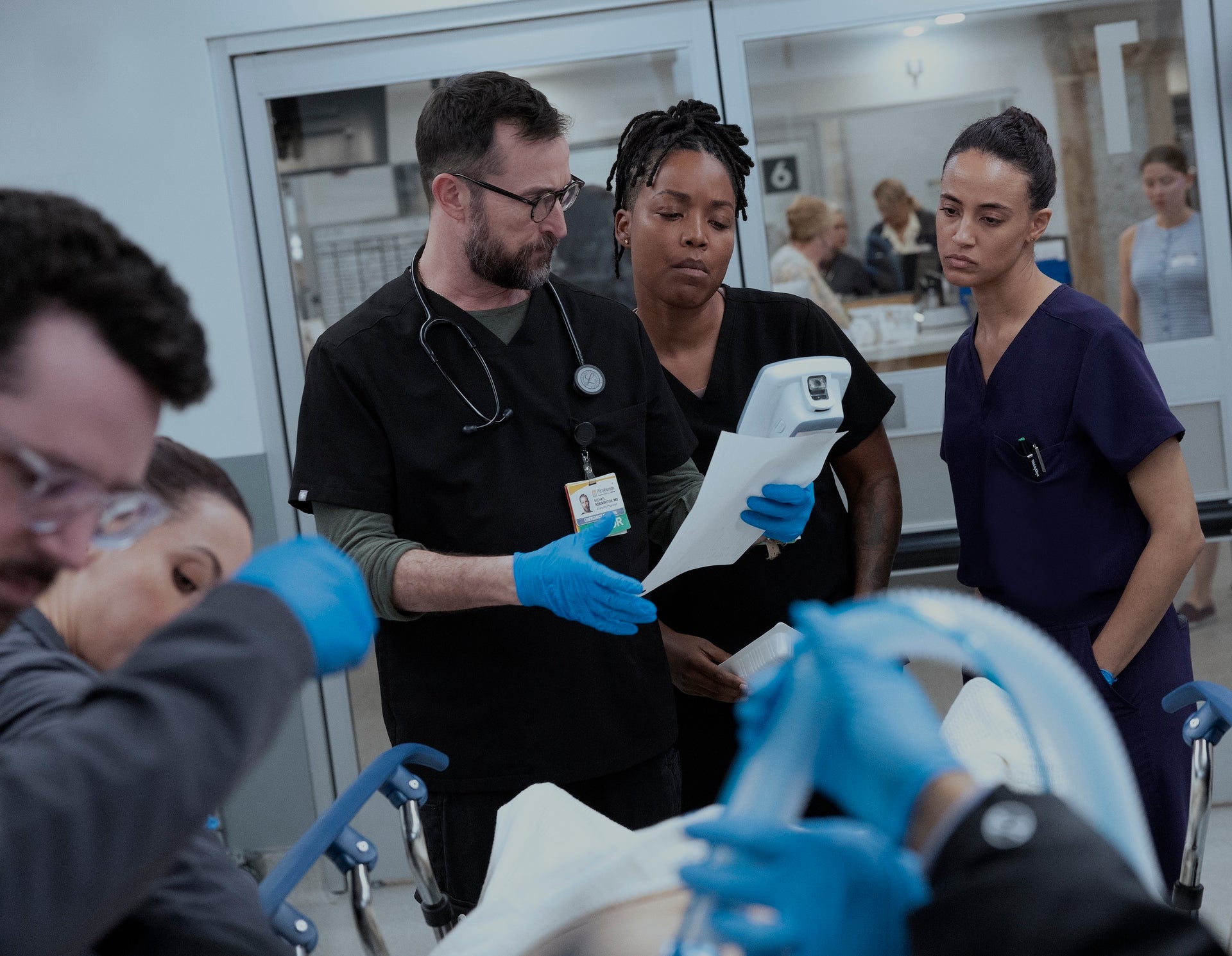 Ayesha Harris (al centro), che interpreta il dottor Parker Ellis, residente senior del turno di notte, è stata promossa a personaggio regolare per la terza stagione