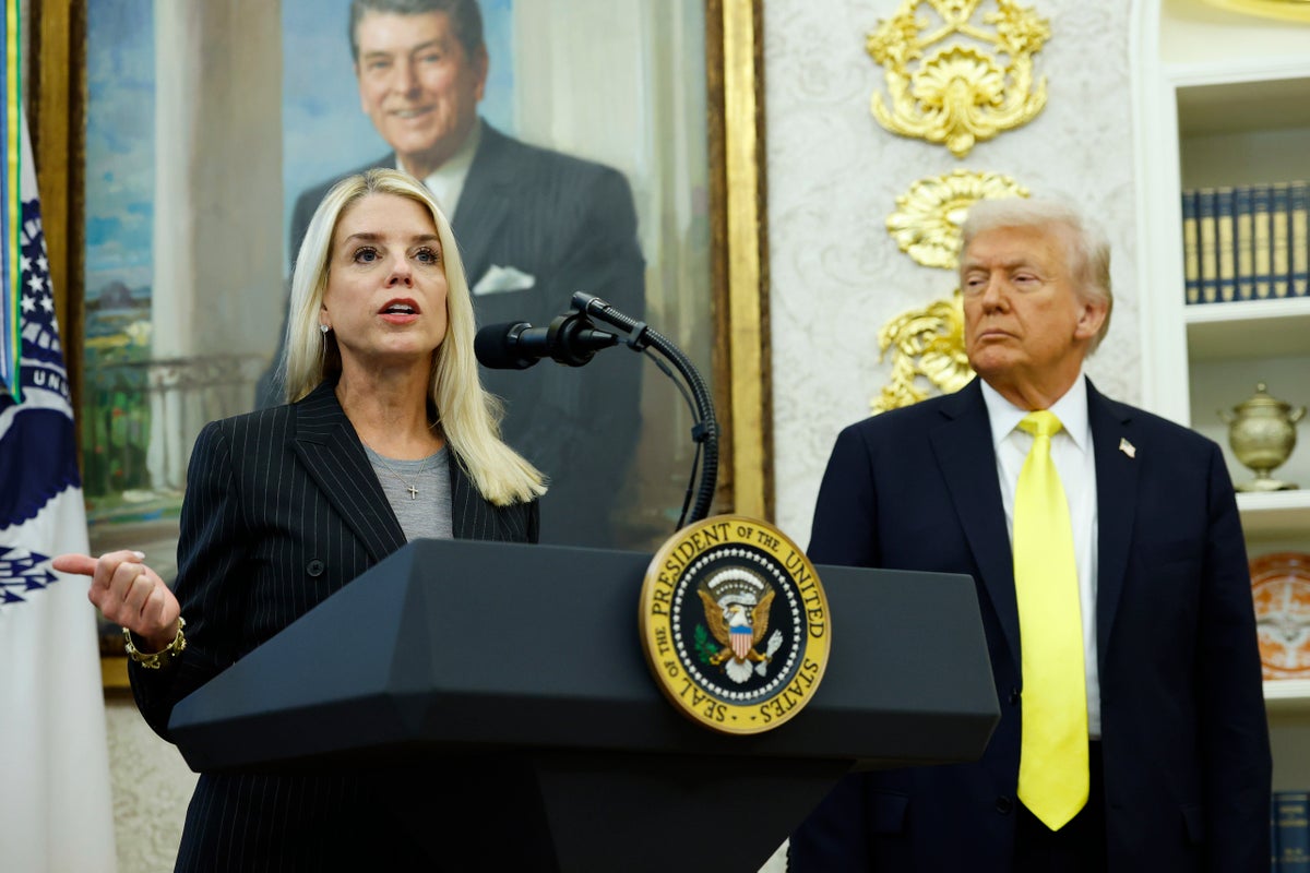 Raporlara göre Trump, Epstein dosyalarının yayınlanmasına gelen tepkilerin ardından Başsavcı Pam Bondi'yi görevden almayı tartıştı