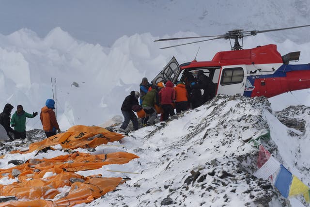 <p>Una persona herida es trasladada a un helicóptero de rescate en el campamento base del Everest el 26 de abril de 2015, un día después de la avalancha provocada por un terremoto que devastó el lugar </p>
