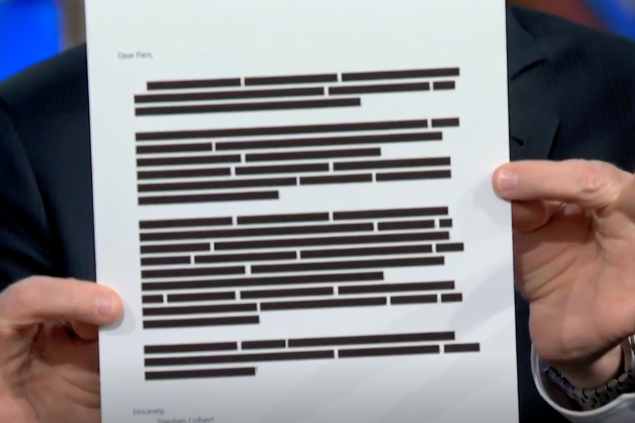 Stephen Colbert mostra uma carta de despedida fortemente redigida para Pam Bondi