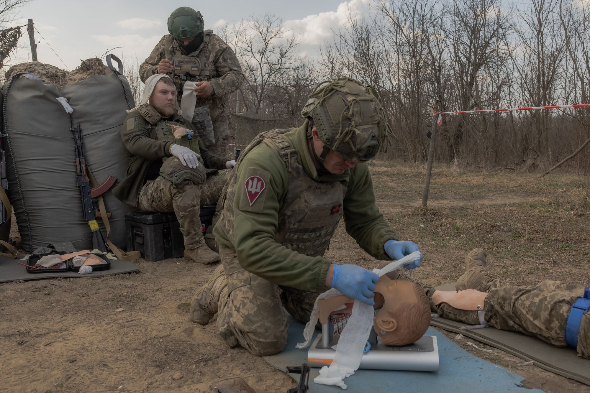 Украинские новобранцы Воздушно-десантных войск отрабатывают первую боевую помощь во время базовой военной подготовки в учебном центре в неизвестном месте 27 марта 2026 года на фоне российского вторжения в Украину.