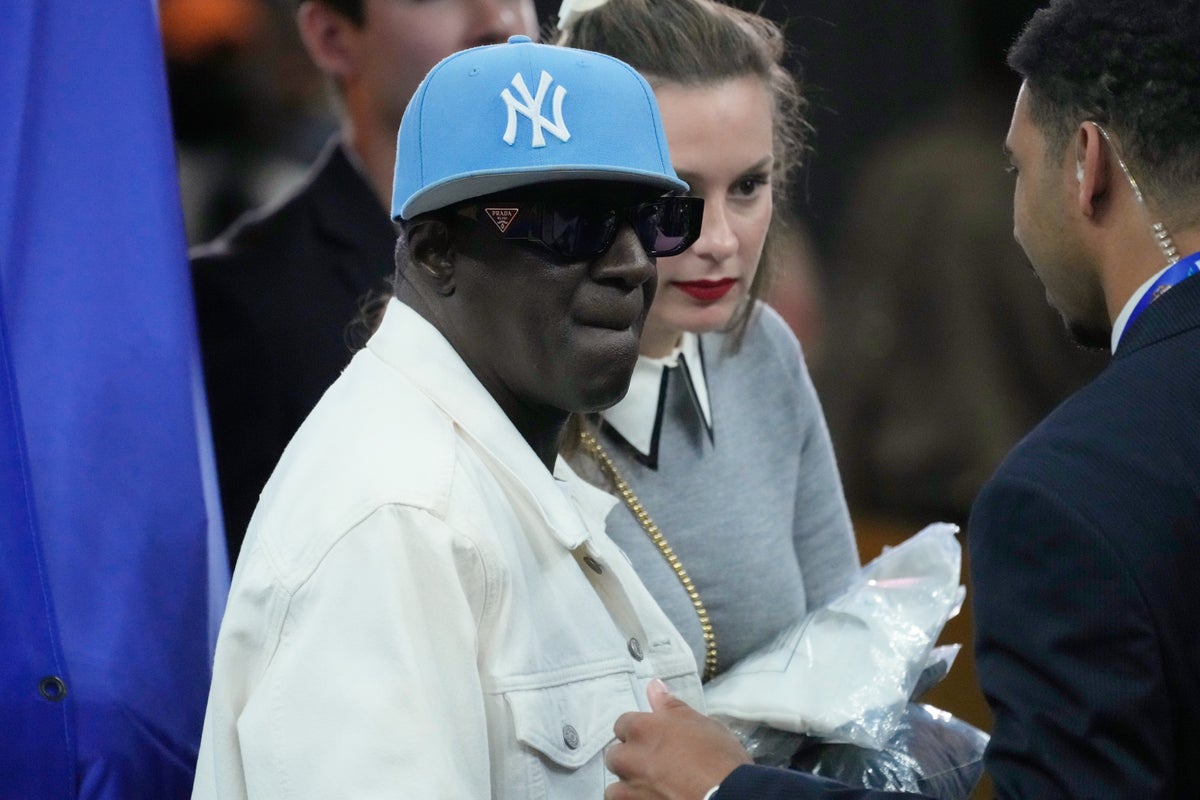 Flavor Flav, a longtime supporter of women’s sports, is courtside at Final Four – UK Times