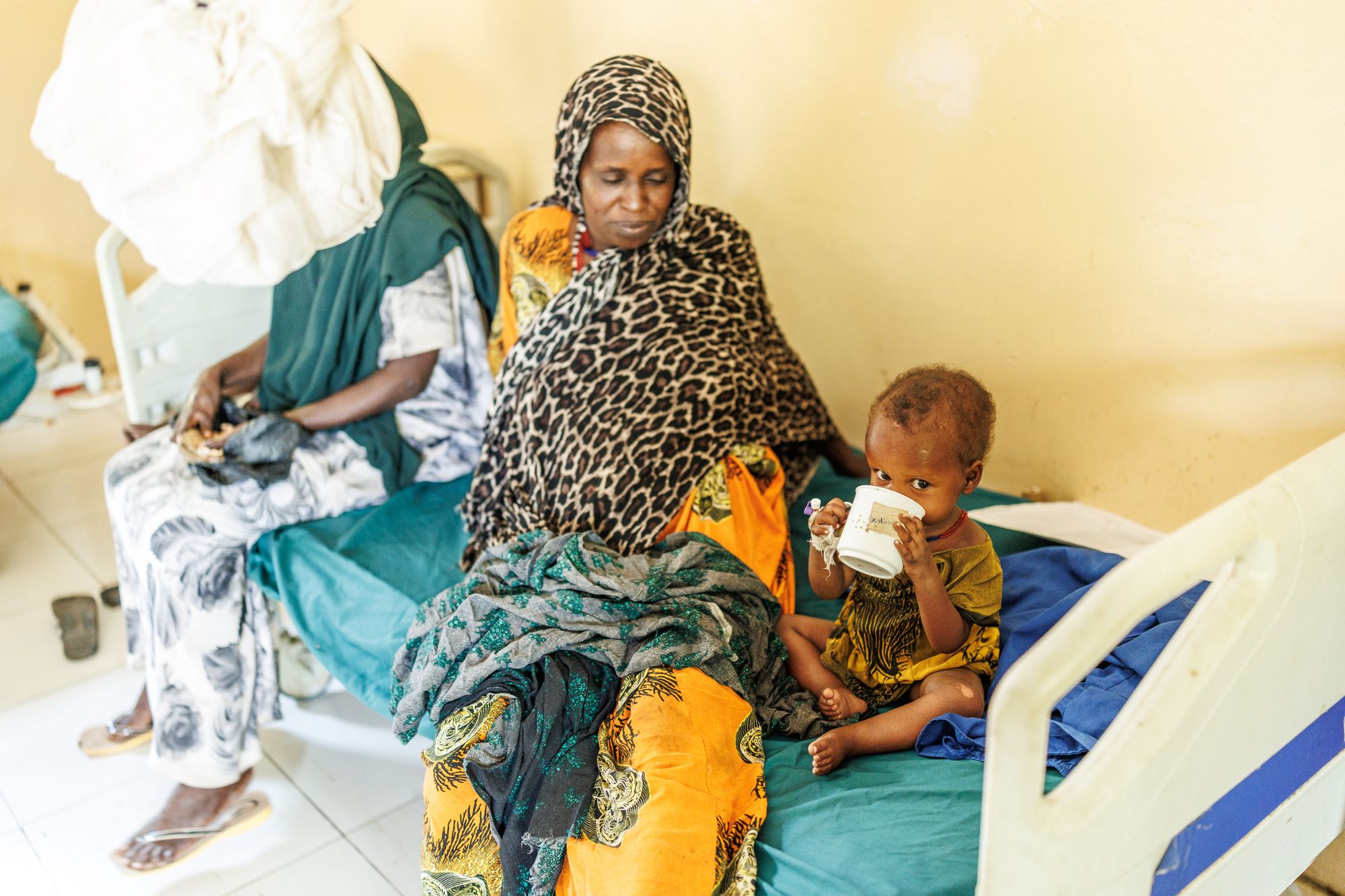 22-year-old Nurta Sidow Qasim feeds her surviving son Mohamed tea, after losing Mohamed’s twin, Khadija, to malnutrition (Mercy Corps)