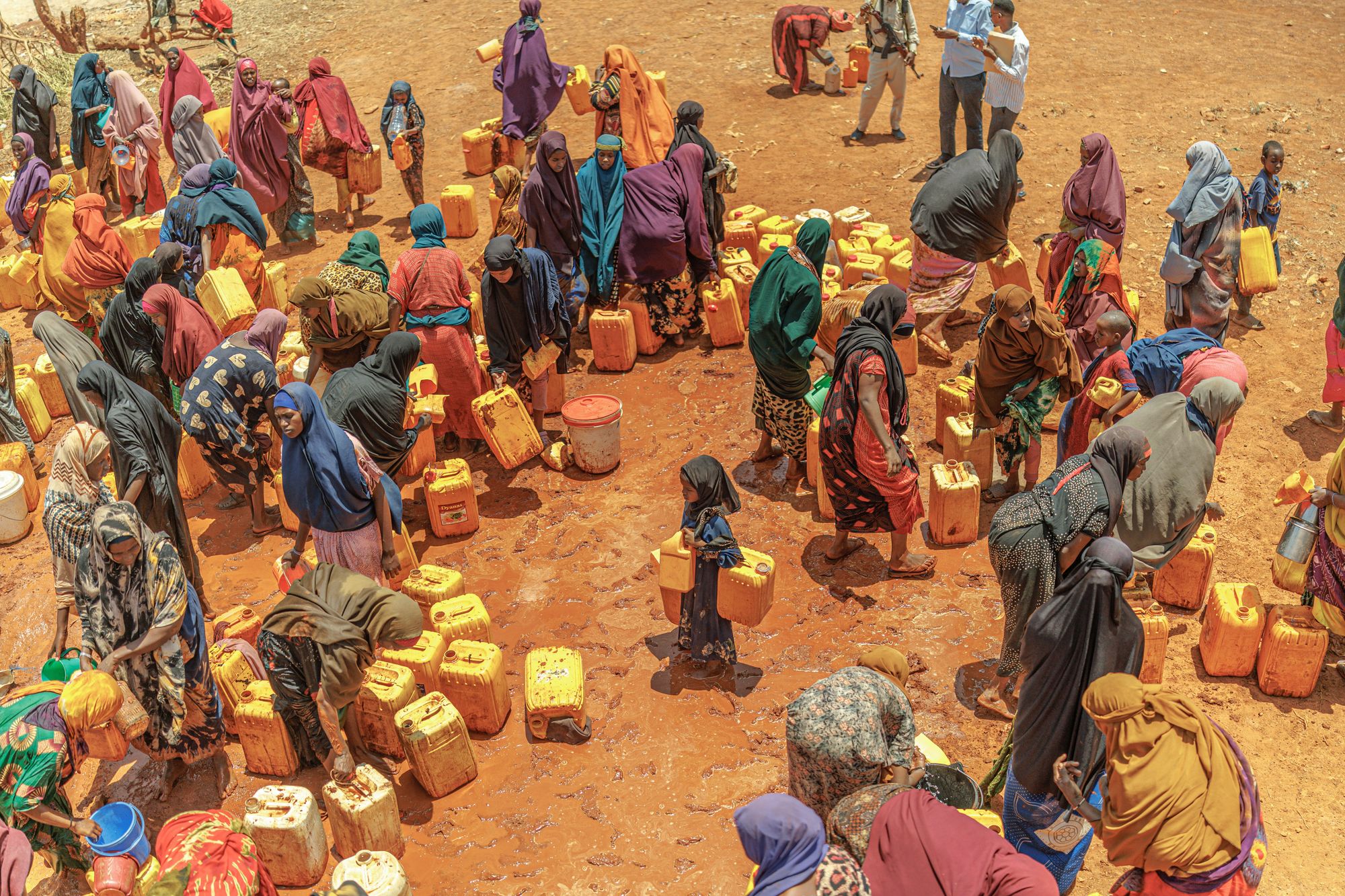 Internally displaced people in Madina Camp, Baidoa, Somalia bring their jerry cans to the water delivery (Mercy Corps)