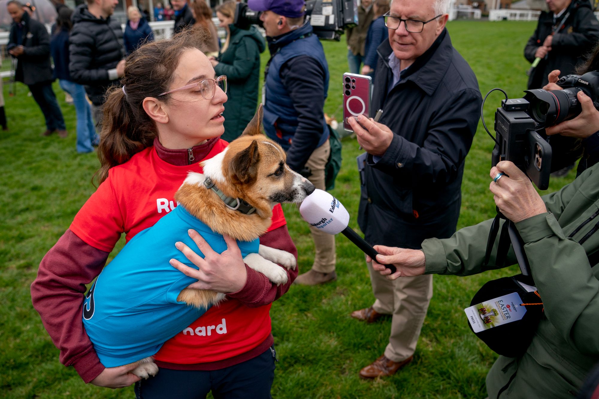 Islay, originally from New Zealand with owner Carolyne Ricardo from Glasgow, after winning the Corgi Derby at Musselburgh Racecourse, Musselburgh, East Lothian, as part of its Easter Saturday race day celebration. Picture date: Saturday April 4, 2026. PA Photo. Photo credit should read: Jane Barlow/PA Wire