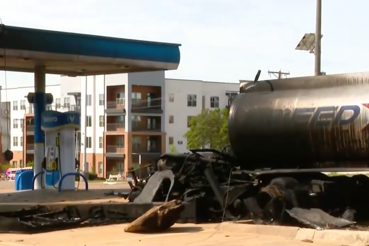 Fuel tanker bursts into flames after toppling power lines near gas station in Texas – UK Times Fuel tanker bursts into flames after toppling power lines near gas station in Texas – UK Times