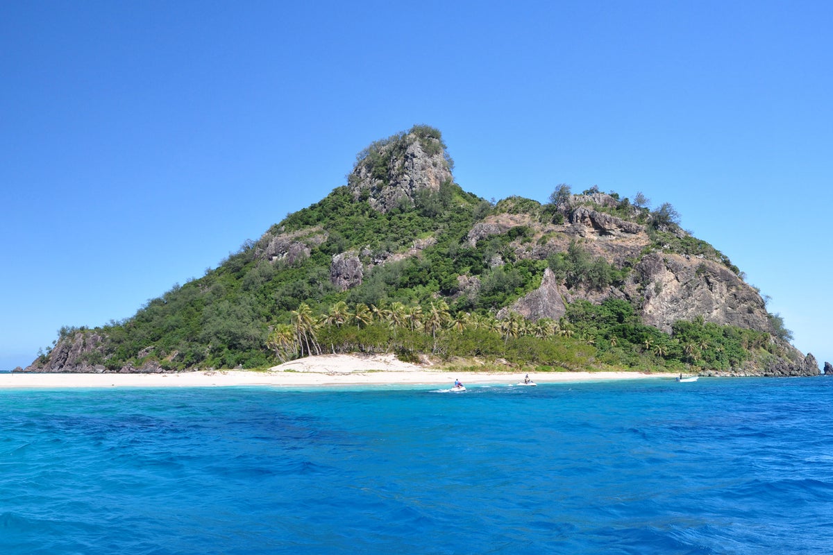 MV Fiji Princess: Passengers evacuated after cruise ship runs aground near Cast Away island – UK Times MV Fiji Princess: Passengers evacuated after cruise ship runs aground near Cast Away island – UK Times
