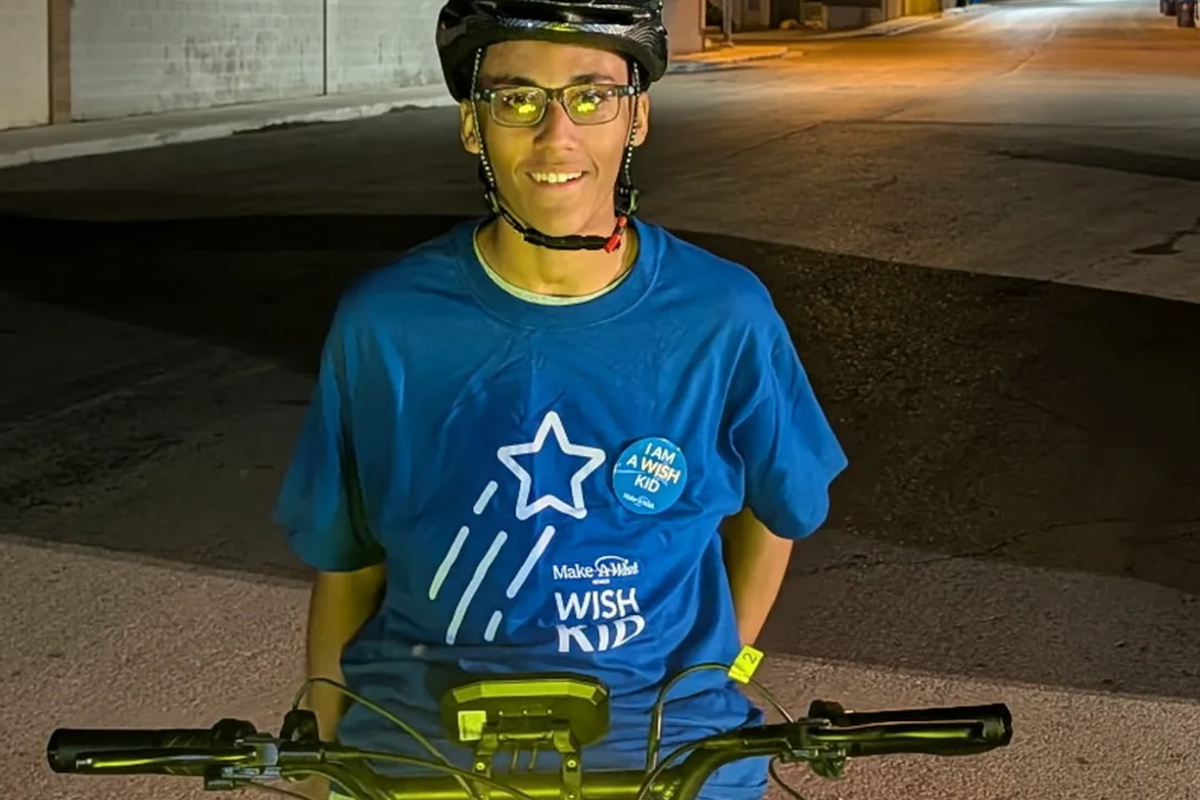 Das E-Bike eines Teenagers, das Teil seines Make-A-Wish-Geschenks war ...
