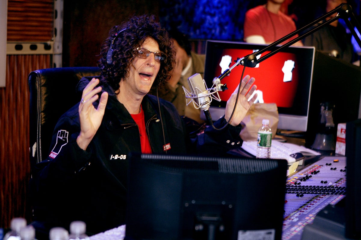 Howard Stern'in eski asistanı, ünlü radyo kişiliğinin düşmanca bir iş yeri yarattığını iddia ederek dava açtı