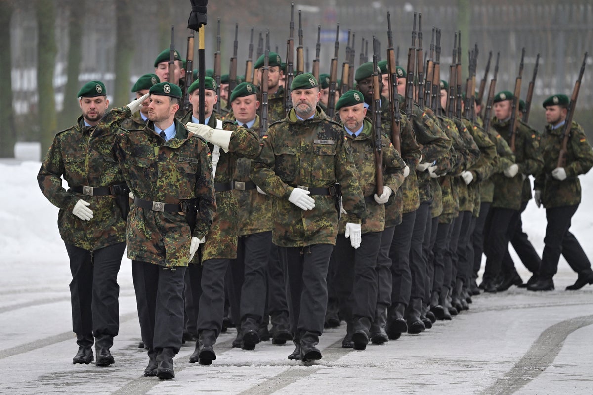 Yeni Alman yasası, 45 yaşın altındaki erkeklerin yurt dışında uzun süre kalmak için ordudan onay almalarını gerektiriyor