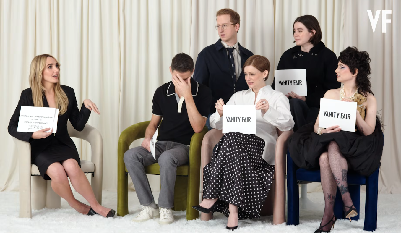 Chloe Fineman contando a seus colegas de elenco a história de quando foi demitida do cargo de conselheira do acampamento