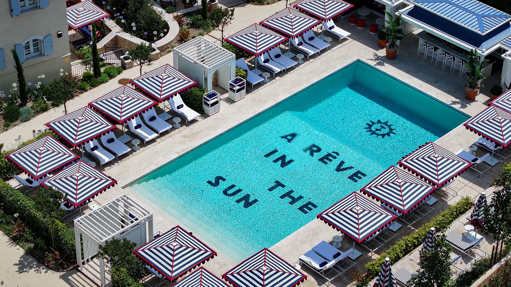 The inscription on the pool floor translates to ‘a dream in the sun’