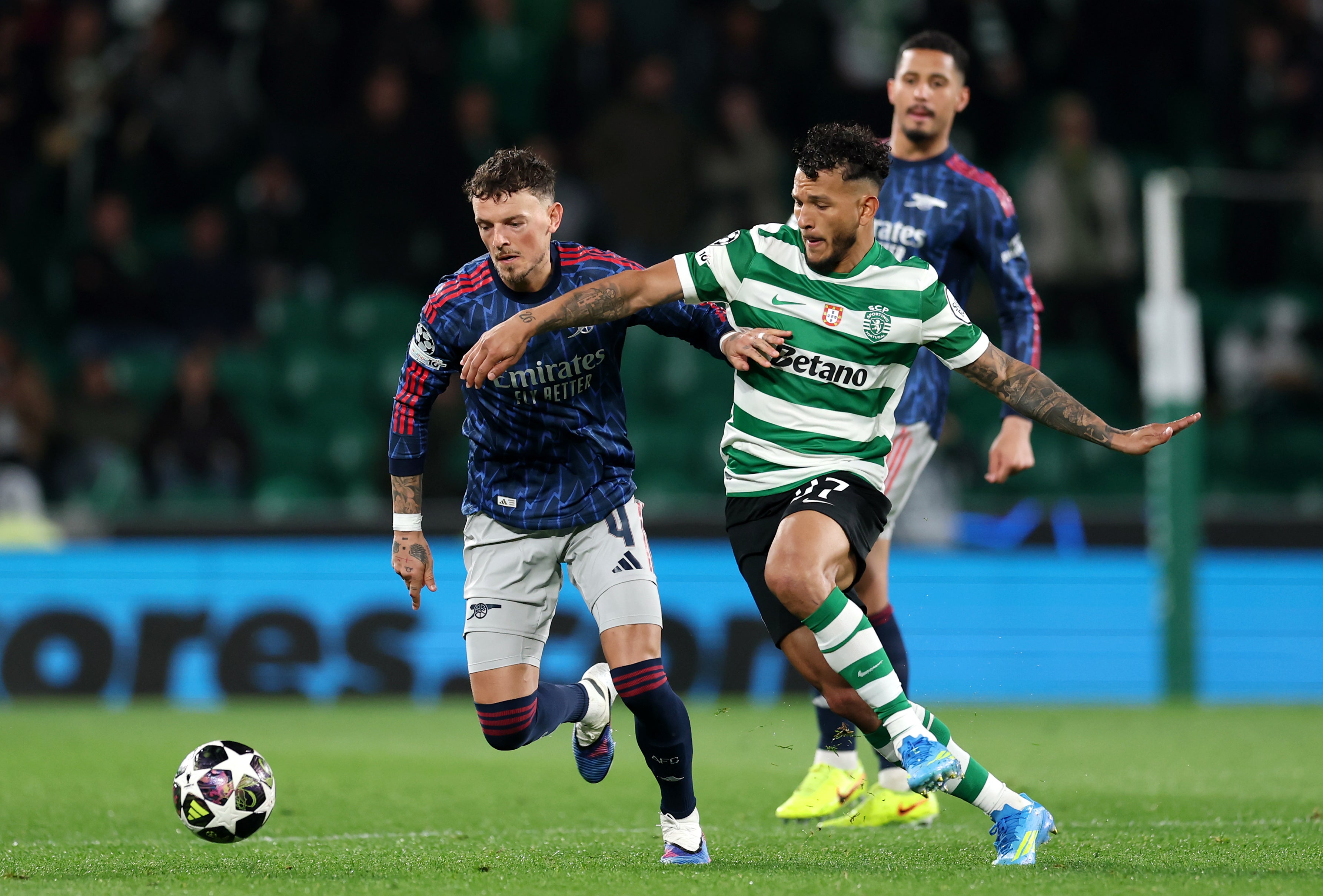 Ben White and Luis Suarez tussle.