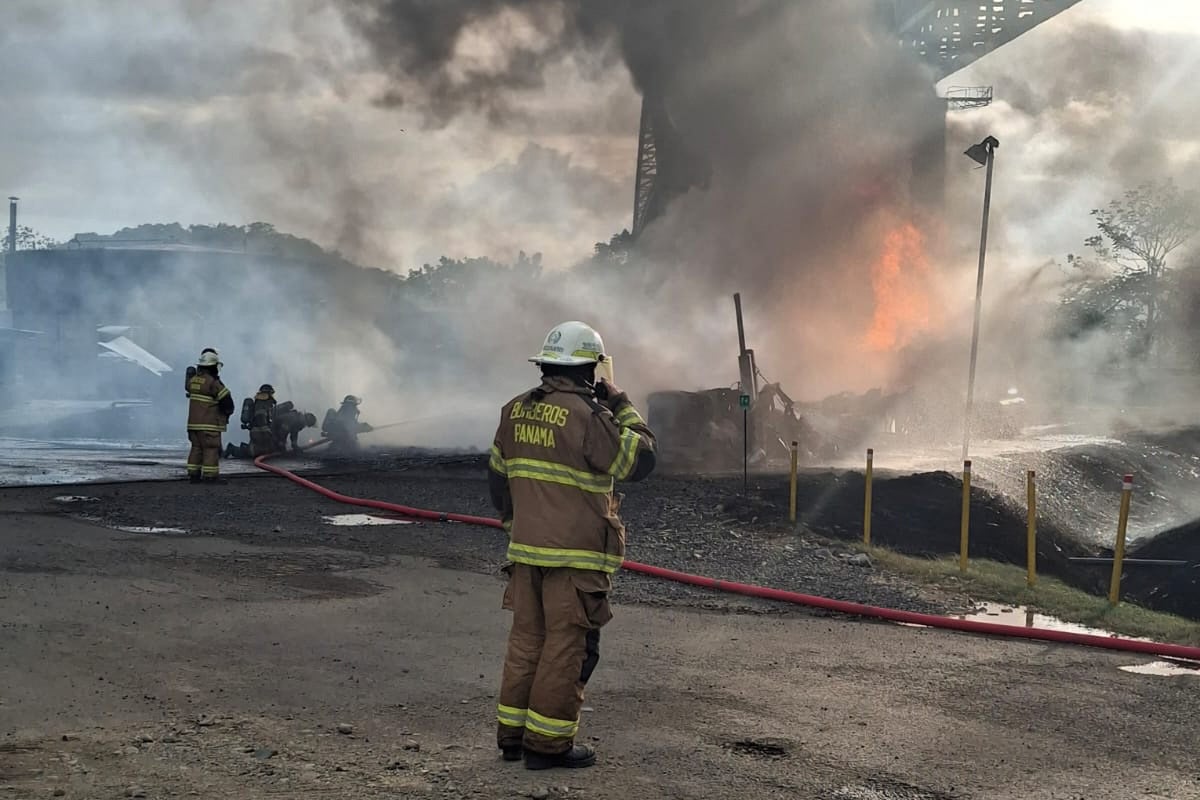 <p>Bomberos panameños combaten un incendio provocado por la explosión de un camión cisterna bajo el Puente de las Américas  </p>