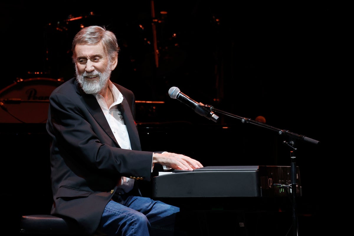 Country music legend Ray Stevens, 87, breaks neck after fall in Nashville Country music legend Ray Stevens, 87, breaks neck after fall in Nashville