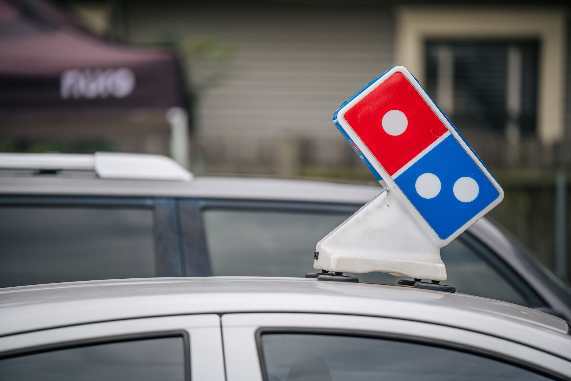 Strangers send 3k in tips to pizza deliver driver who went viral for kind gesture