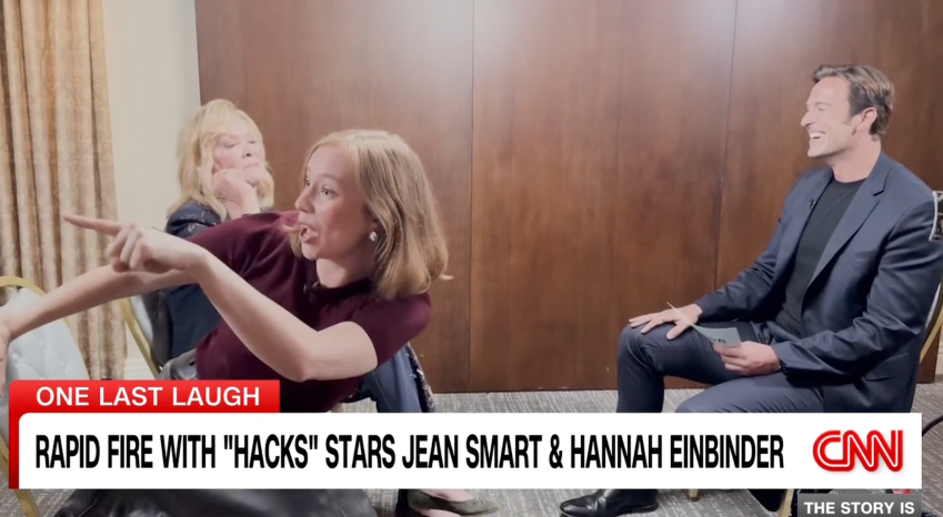 L'intervista della CNN alle star di 'Hacks' è finita nel caos dopo la sorprendente scelta di Jean Smart
