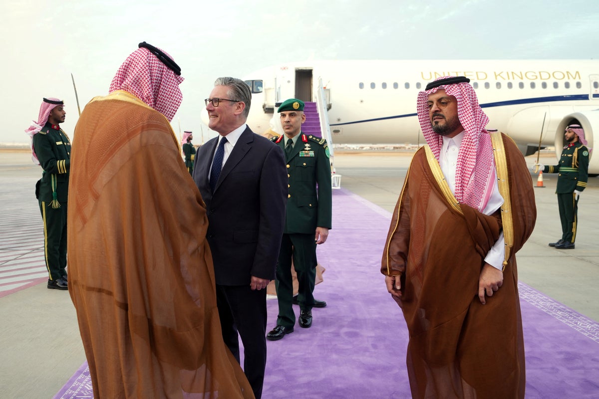 Starmer says UK will do ‘all we can’ to support US-Iran ceasefire as he heads to Gulf