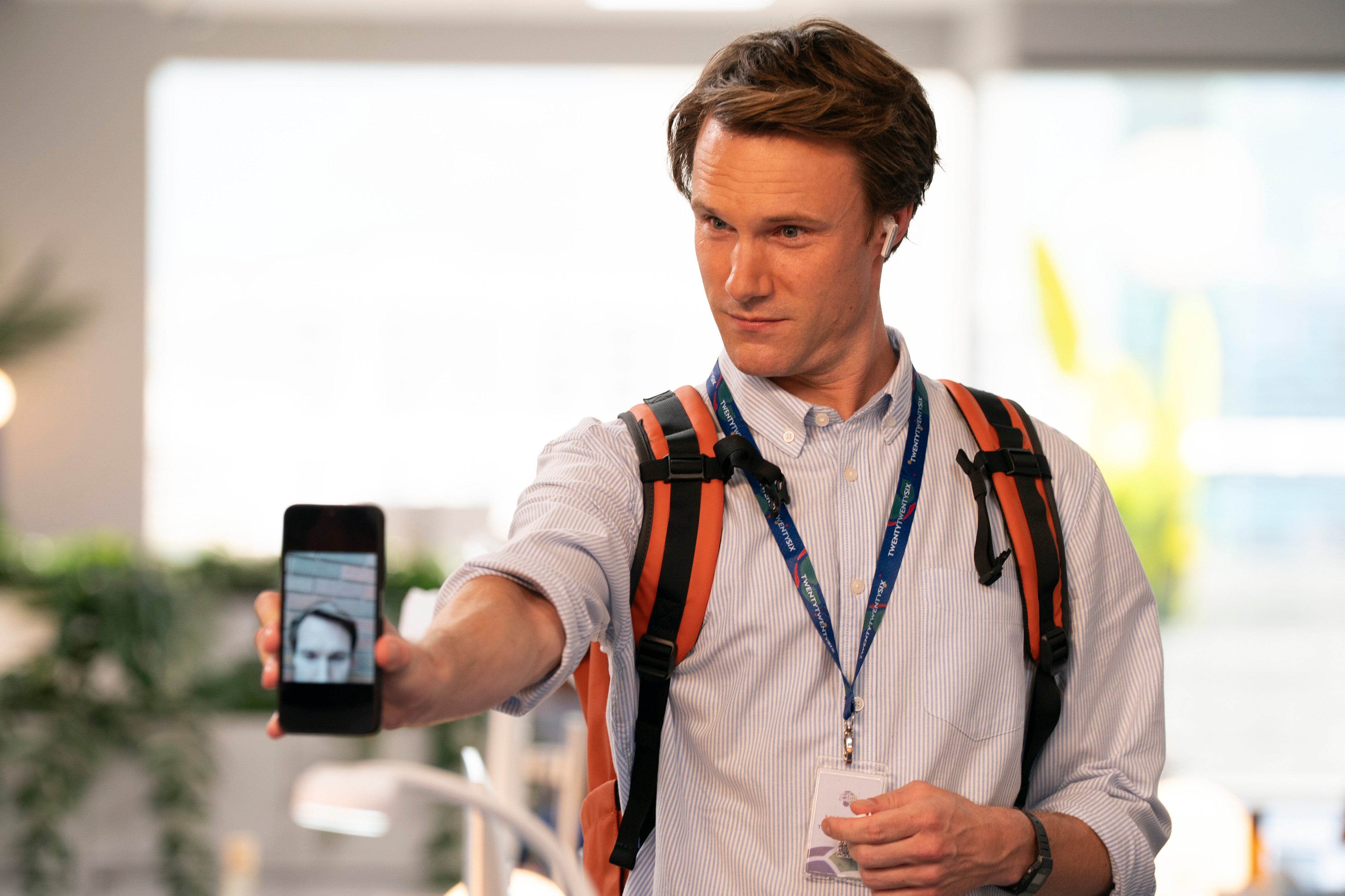 Hugh Skinner è tornato ed è più maldestro che mai quanto Will, l'assistente di Ian