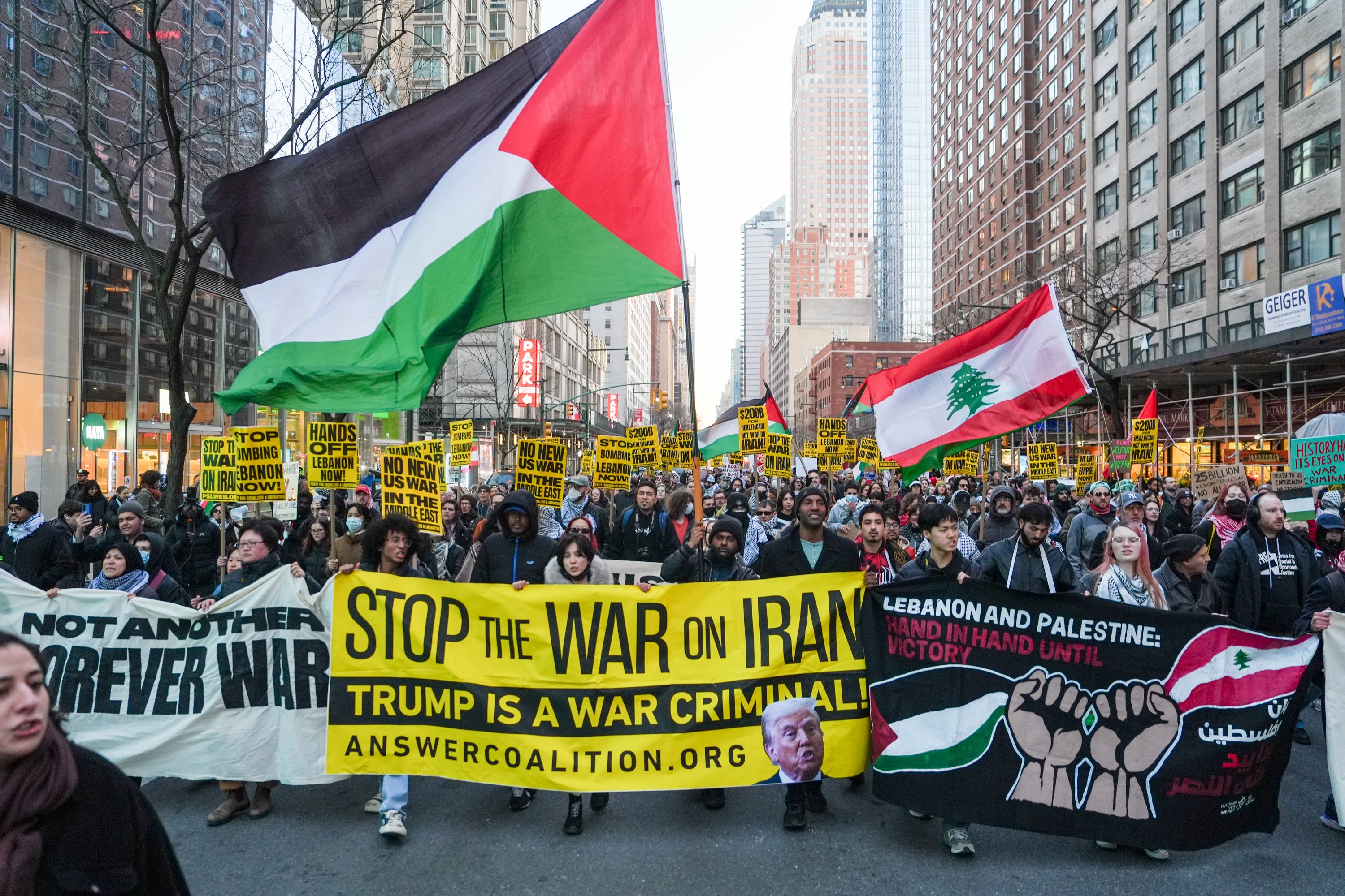 प्रदर्शनकारियों ने हाथों में तख्तियां ले रखी थीं जिन पर लिखा था, 'ईरान में युद्ध बंद करो' और 'हमेशा के लिए एक और युद्ध नहीं'।