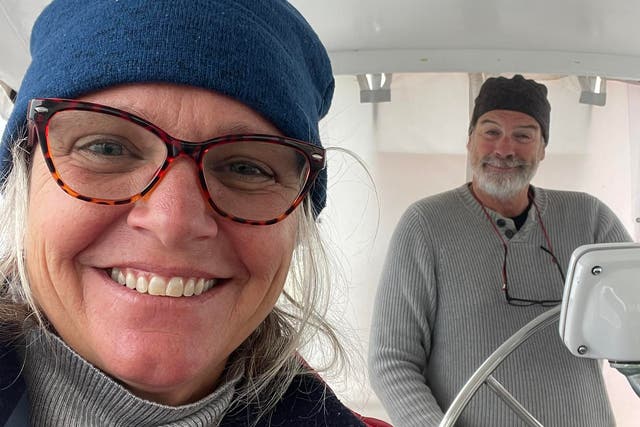 <p>La esposa de Brian Hooker, Lynette Hooker, desapareció mientras estaban de excursión en barco por las Bahamas. Ahora, la policía lo está interrogando en relación con su desaparición</p>