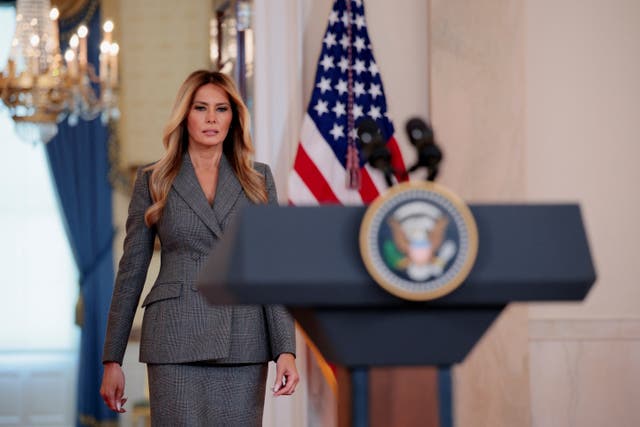 <p>La primera dama de EE. UU., Melania Trump, pronunció un discurso desde la Casa Blanca el 9 de abril para desmentir cualquier vínculo con Jeffrey Epstein y condenar lo que calificó de “campaña de desprestigio contra ella, motivada por razones políticas</p>