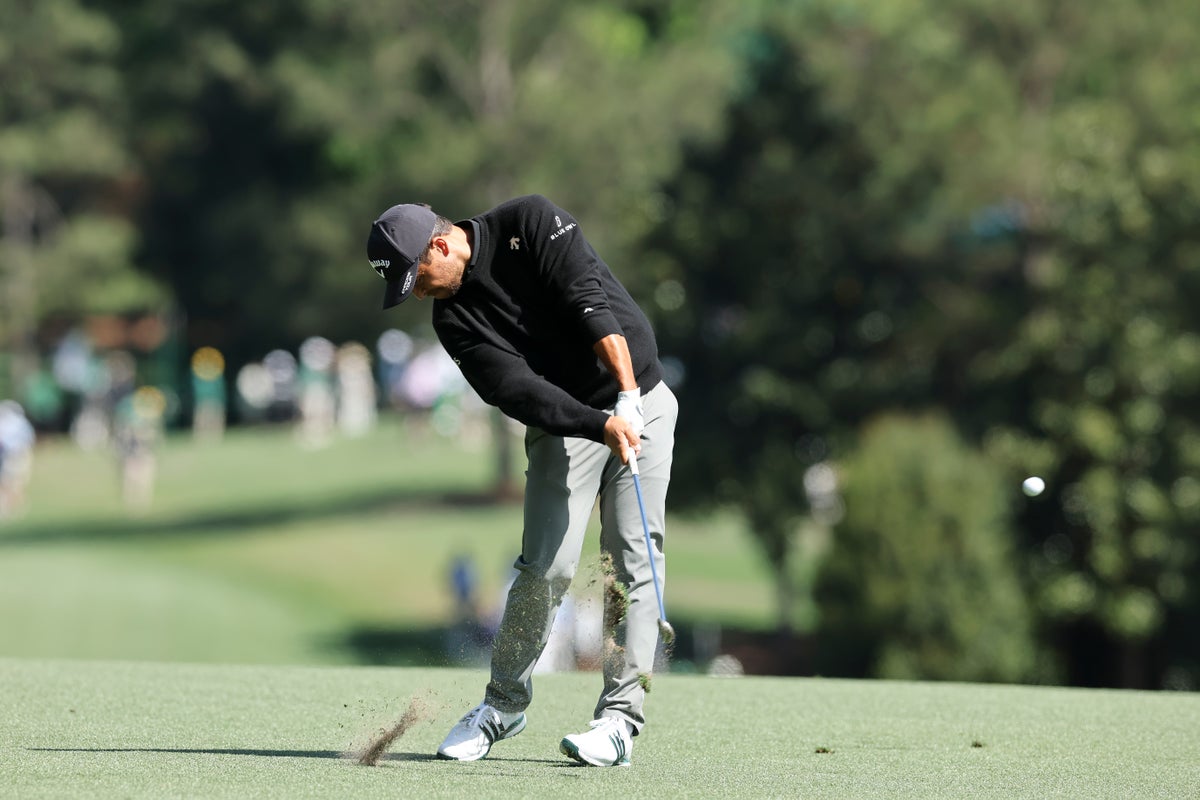 Golfer’s tee shot ends up in spectator’s bag in wild Masters moment – UK Times Golfer’s tee shot ends up in spectator’s bag in wild Masters moment – UK Times