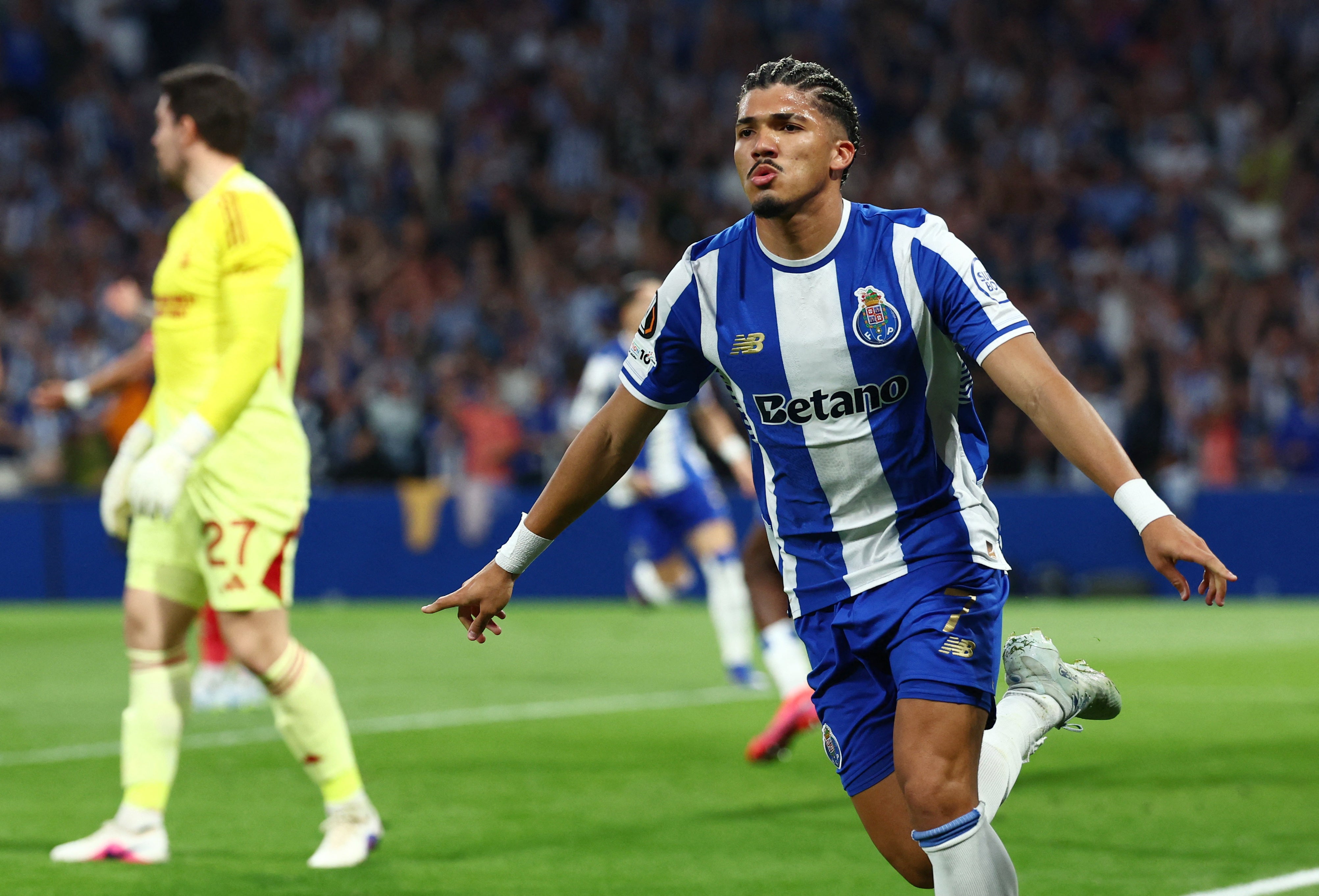 William Gomes sent Porto into the lead at Estadio do Dragao