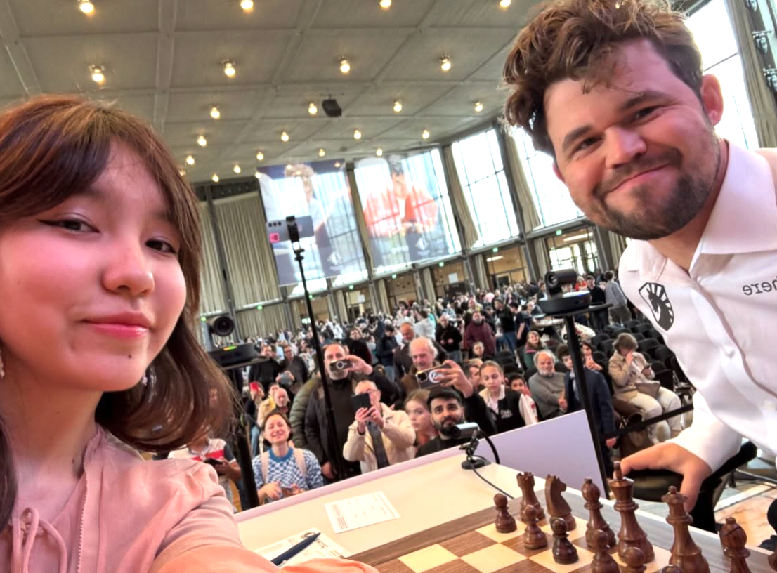 Alua Nurman takes a selfie with chess grandmaster Magnus Carlsen