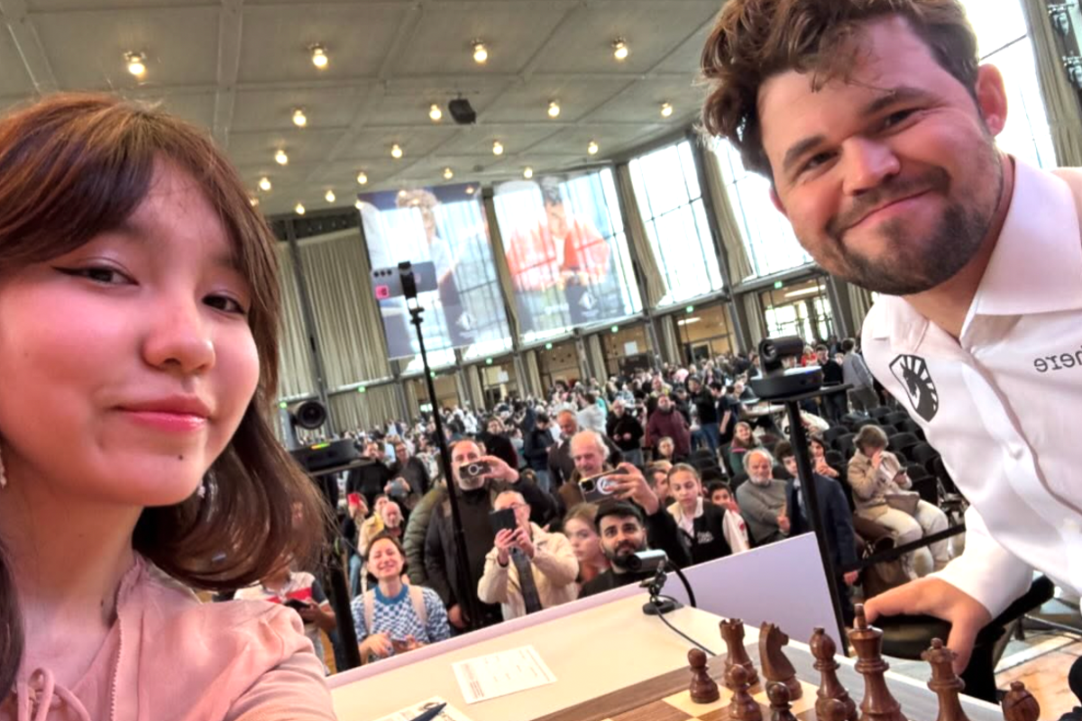 Chess grandmaster takes selfie with opponent then reports her for having phone