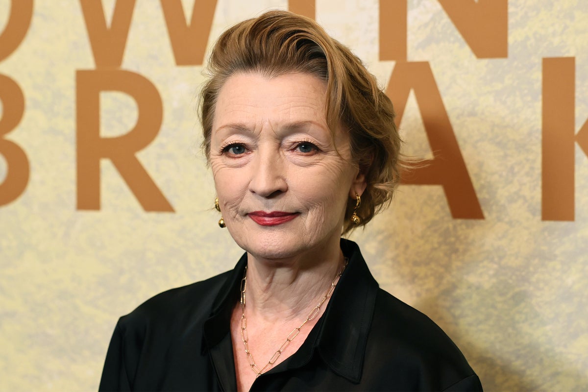 Lesley Manville ignites theatre debate after saying photos during curtain calls are ‘insulting’ Lesley Manville ignites theatre debate after saying photos during curtain calls are ‘insulting’