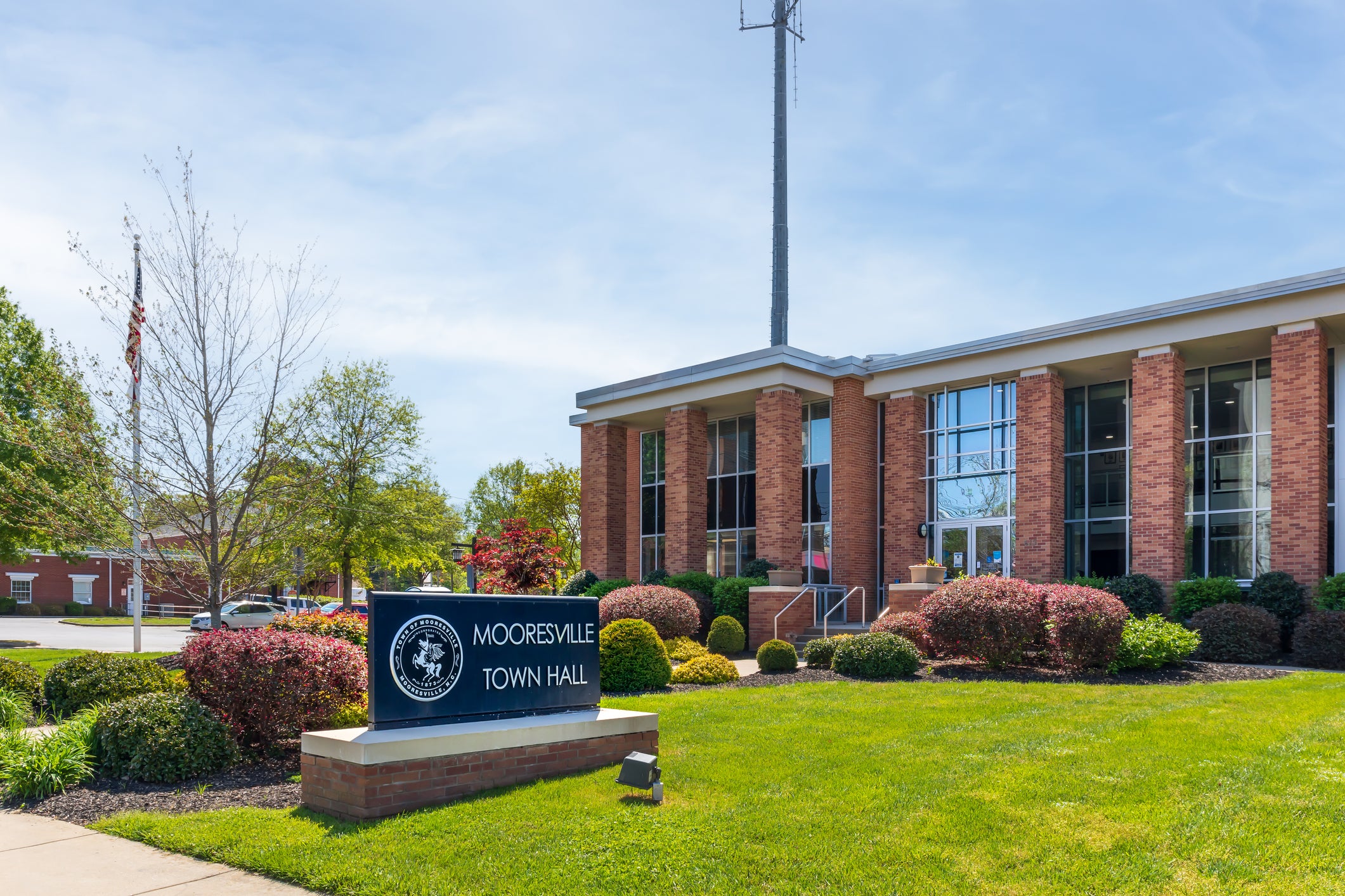 Mooresville Mayor Defies No-Confidence Vote Amid Scandal