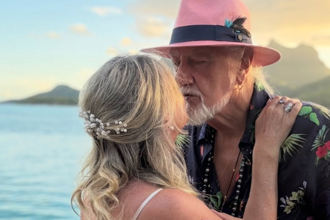 Mick Fleetwood kisses his fourth wife, Elizabeth, on their honeymoon in Tahiti in April 2026